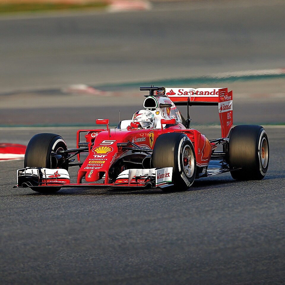 Une Ferrari rouge de la Scuderia se trouve sur une piste de course, un exemple du Partenariat Innovation de Shell Helix Ultra