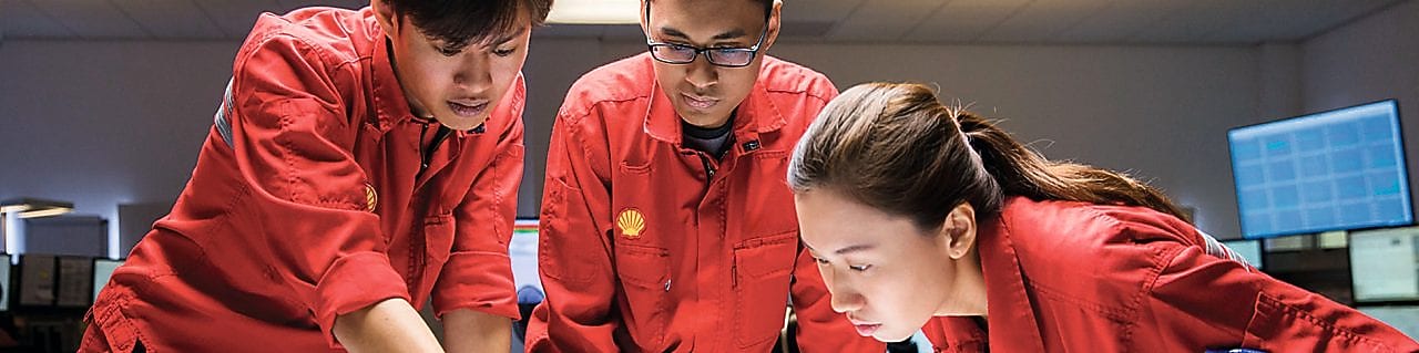 Trois collaborateurs examinant des plans