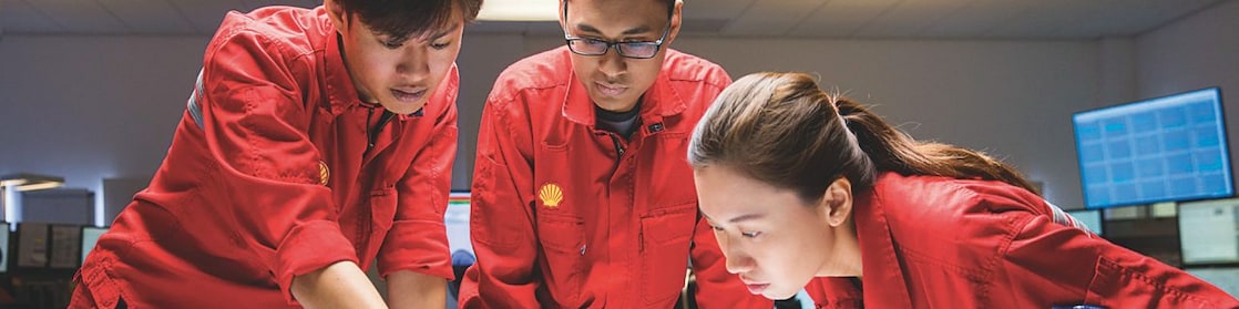 Trois collaborateurs examinant des plans