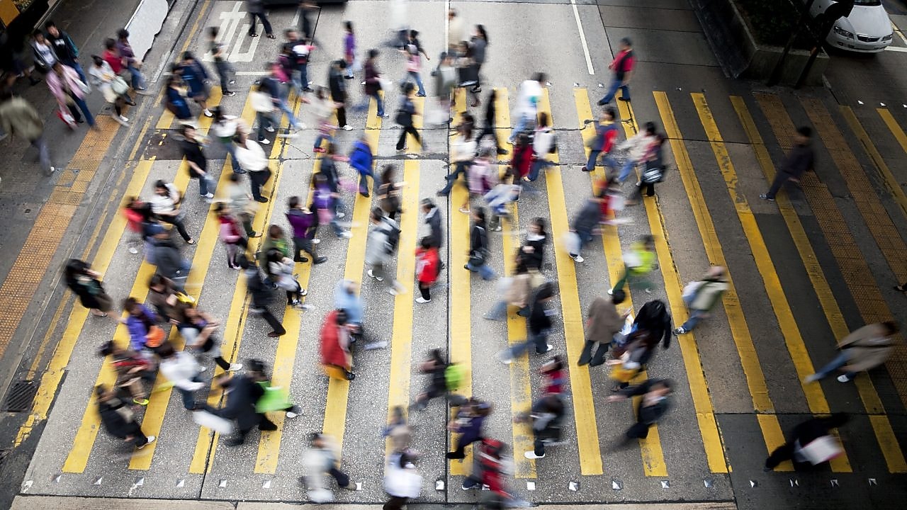 Personnes traversant une rue très fréquentée à Hong Kong
