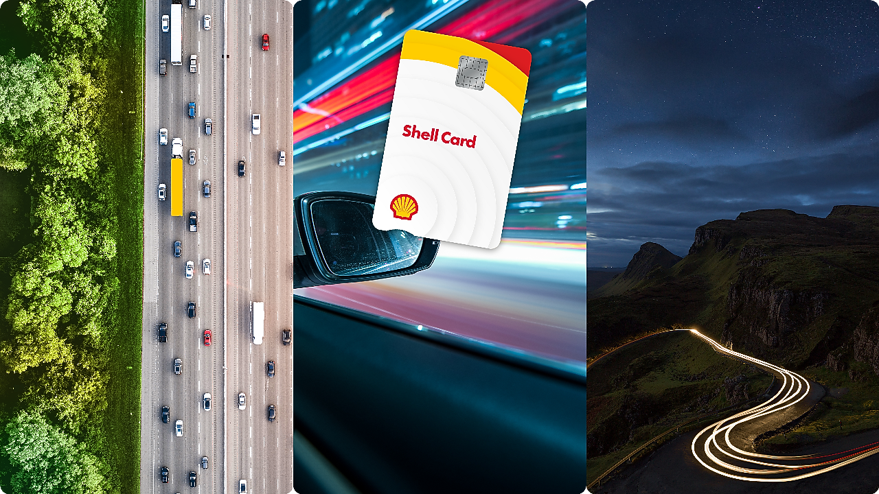 Vue aérienne de l’autoroute, rétroviseur dans la voiture et traînée lumineuse de nuit.