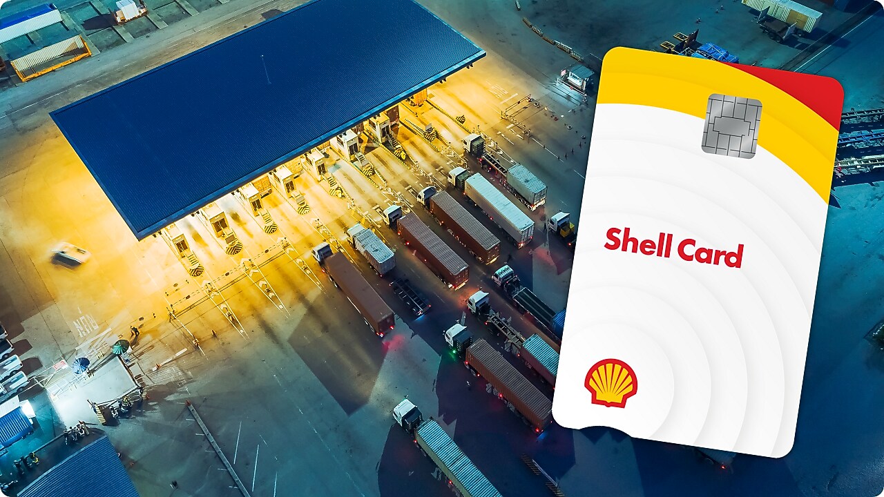 Camions aux barrières de péage la nuit, d'en haut