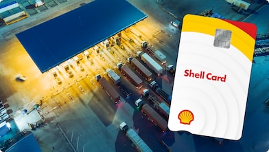 Camions aux barrières de péage la nuit, d'en haut