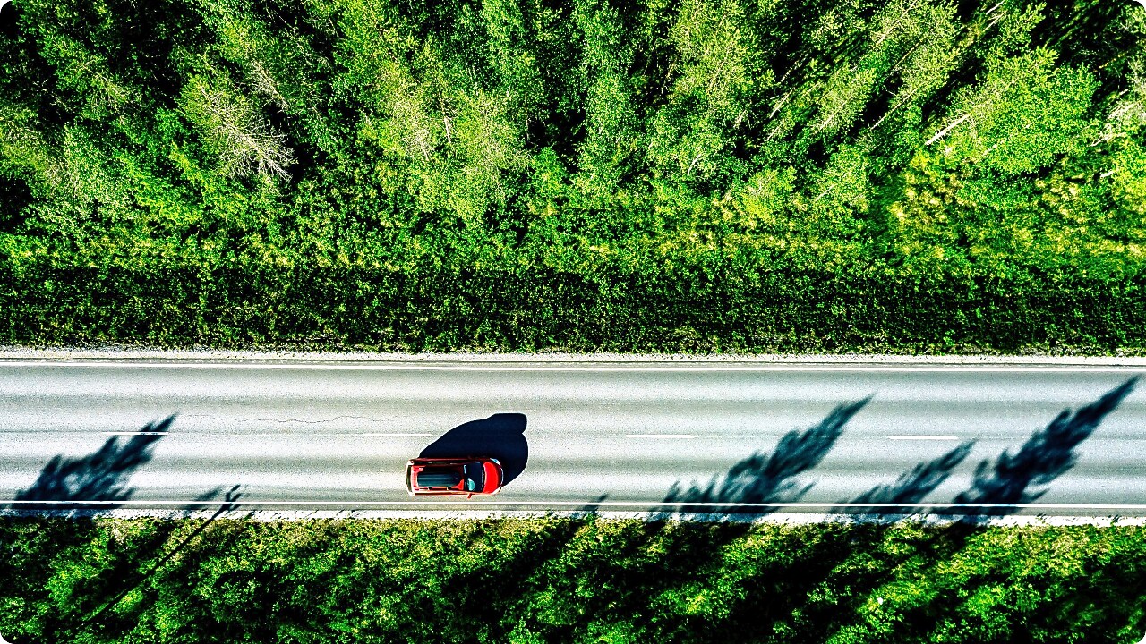 Véhicule sur une autoroute vu d’en haut