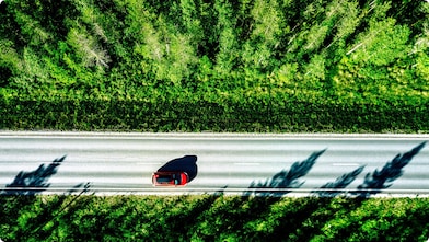 Véhicule sur une autoroute vu d’en haut