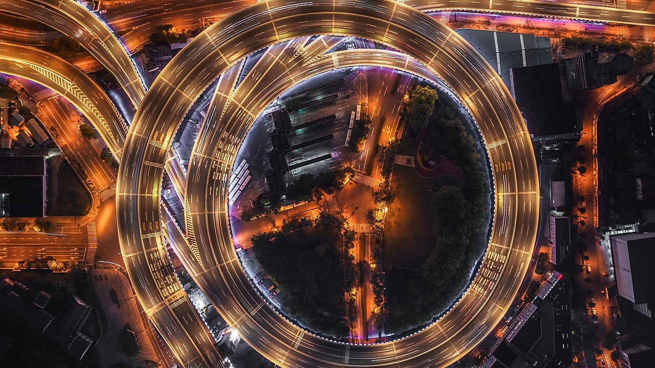 Route nocturne illuminée d’en haut