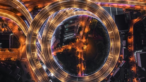 Route nocturne illuminée d’en haut
