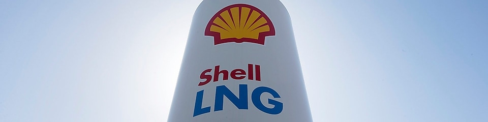 A large white tower with a Shell lng logo on the side,Shell Venster 2 2015-Cover LNG