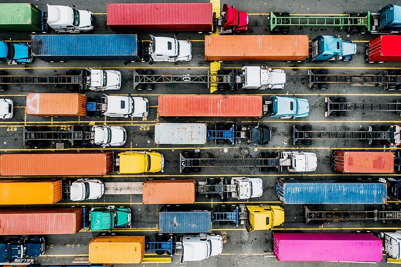 Trafic routier circulant sur route