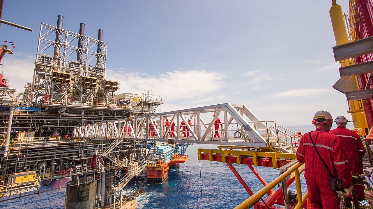 Ouvriers traversant une nouvelle plate-forme de compression sur le projet en eau profonde de Malampaya