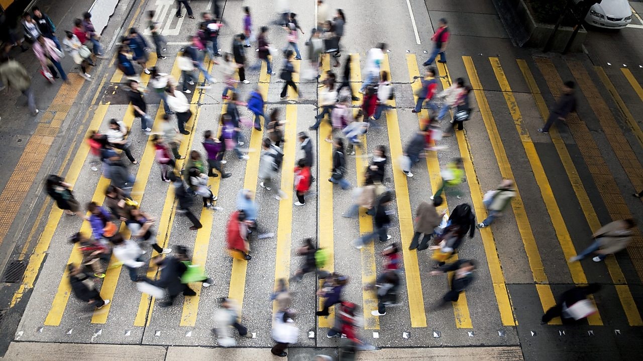 Personnes traversant une rue très fréquentée à Hong Kong