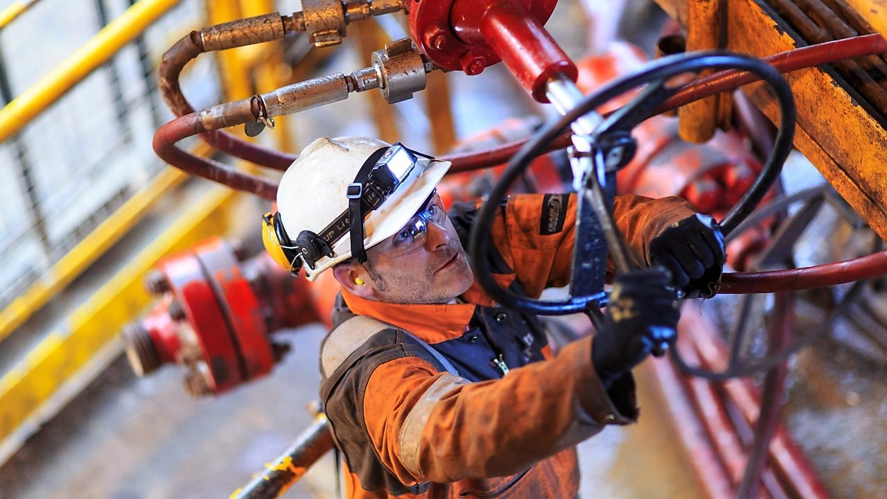 Homme en uniforme de sécurité travaillant sur une plate-forme