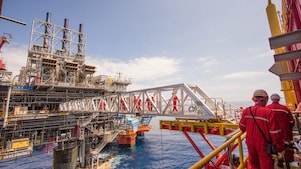 Ouvriers traversant une nouvelle plate-forme de compression sur le projet en eau profonde de Malampaya