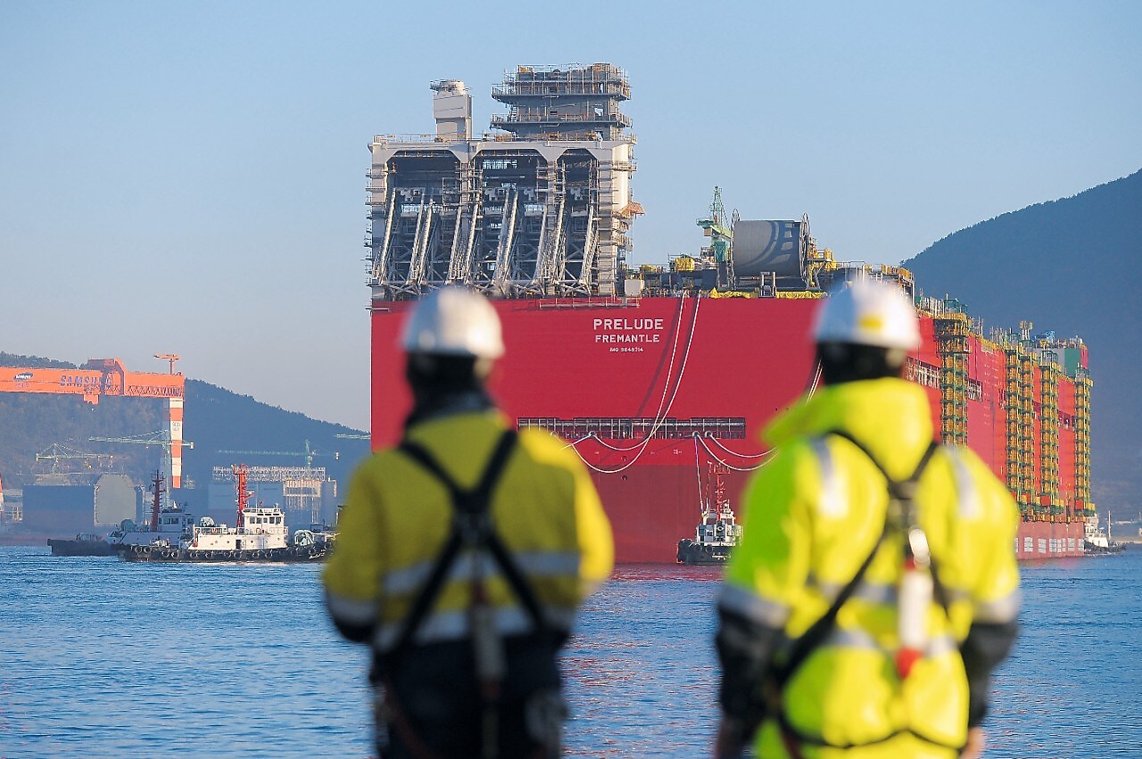 Voyage inaugural du Prelude : mise à l'eau de l'énorme coque de l'installation