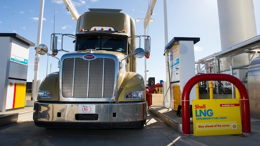 Un camion sur le point de faire le plein dans une station de remplissage de GNL Shell