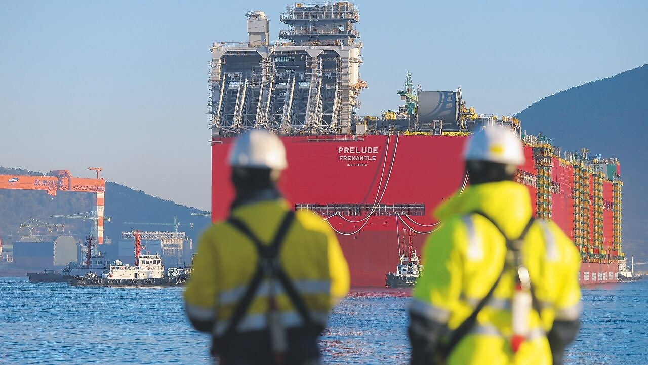 Voyage inaugural du Prelude : mise à l'eau de l'énorme coque de l'installation