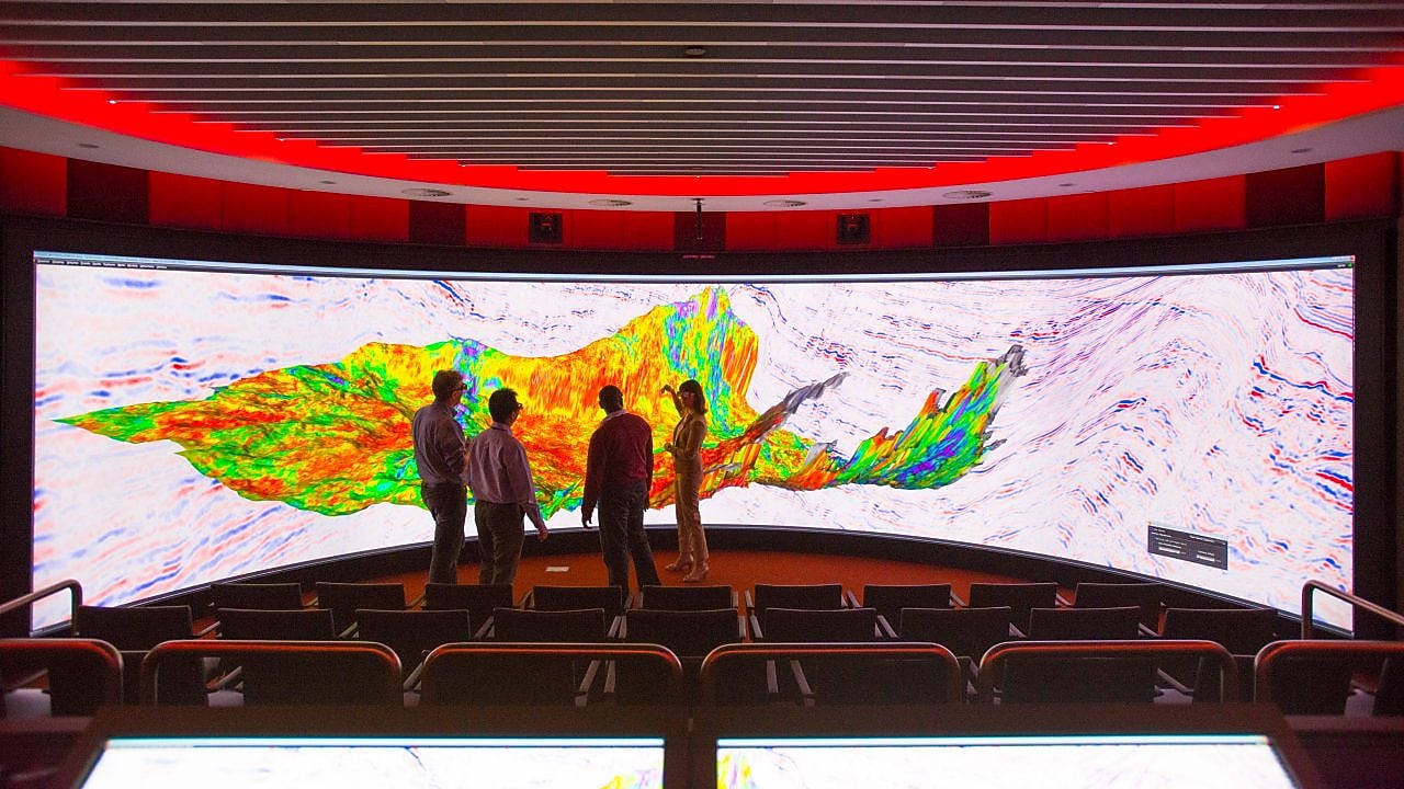 Personnes examinant un modèle de sous-sol