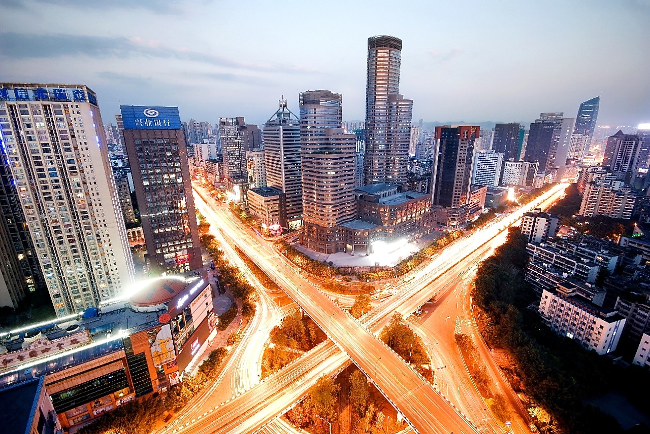 Gratte-ciel s'éclairant à la tombée de la nuit dans le centre-ville