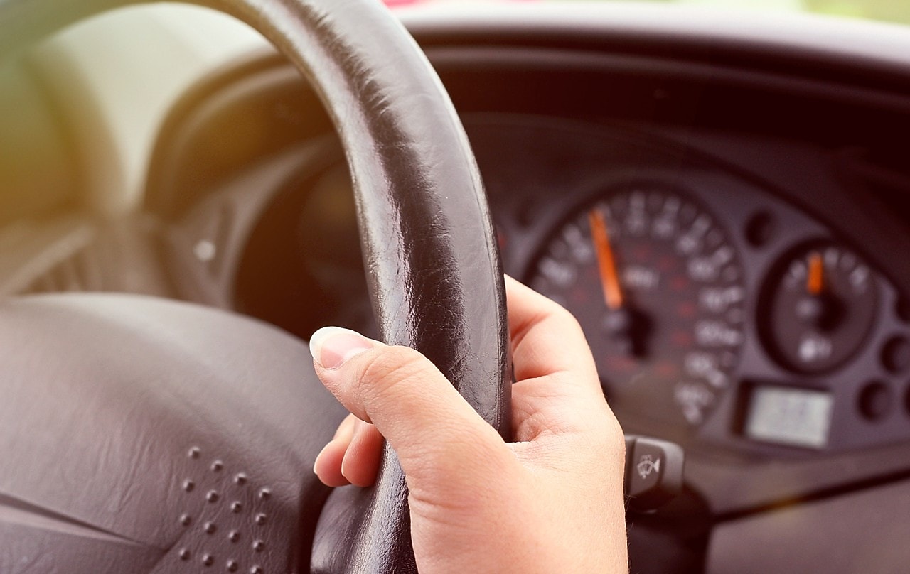 Une main sur un volant