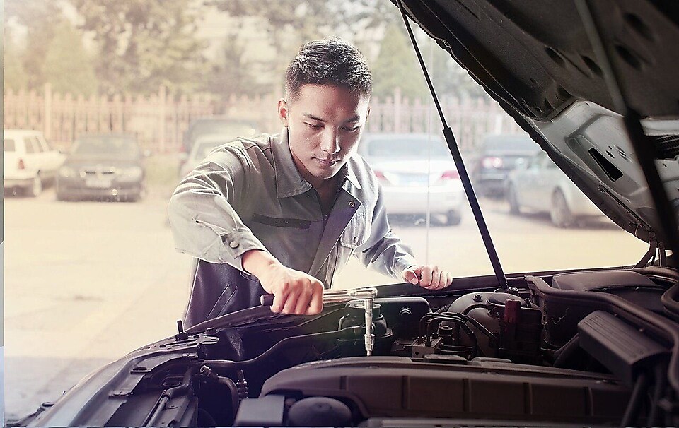 Un mécanicien répare une voiture