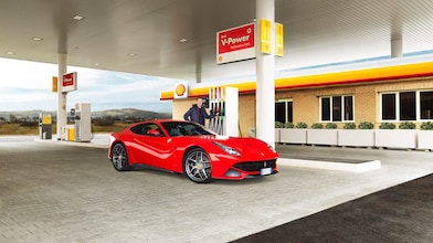 Auto deportivo cargando combustible Shell