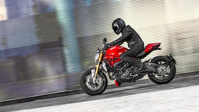 Un homme sur une moto utilisant l'huile moteur de qualité supérieure pour motos