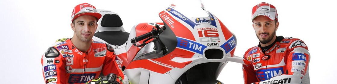 Deux pilotes Ducati 2016 assis à côté d'une moto Ducati