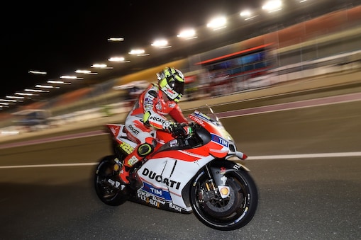 Un pilote Ducati à grande vitesse sur une piste de nuit
