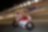 Un pilote Ducati à grande vitesse sur une piste de nuit