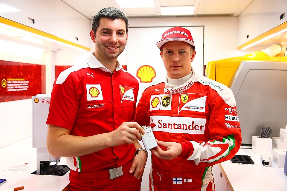 Guy Lovett et Kimi Raikkonen font la promotion de Shell V-Power