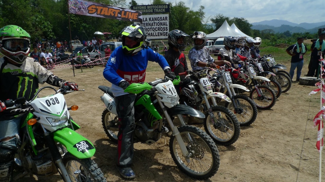 Motos alignées au départ d'une course de moto-cross