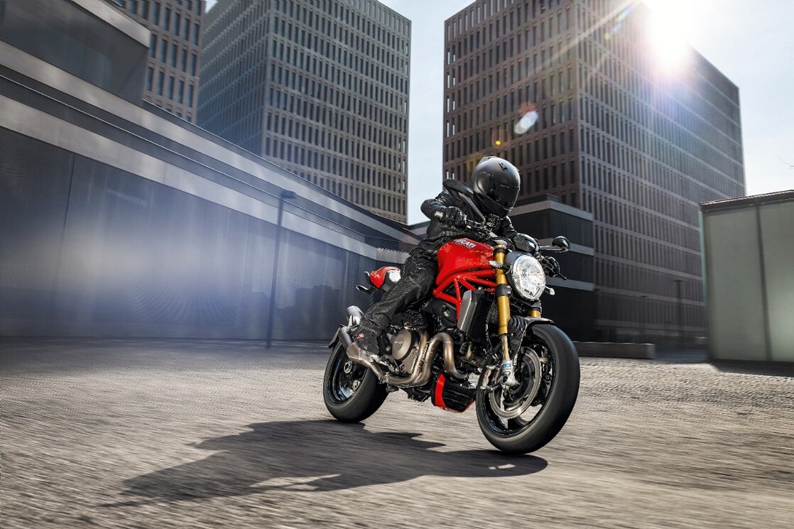 Motard premium conduisant une moto