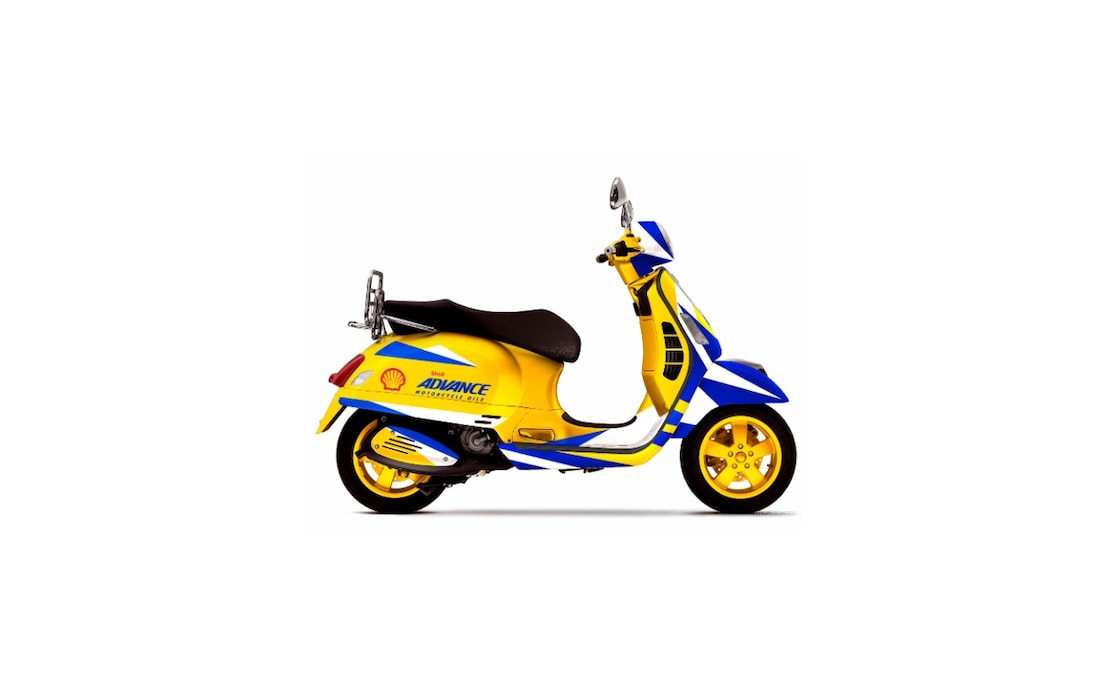 Scooter aux couleurs vives portant le logo Shell