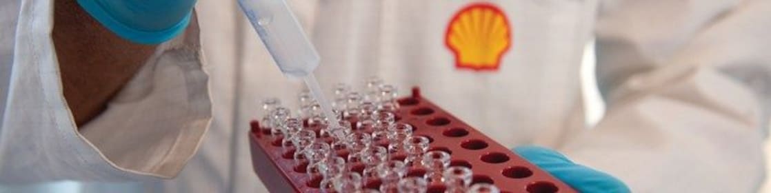 Scientifiques effectuant des tests dans le laboratoire de lubrifiants