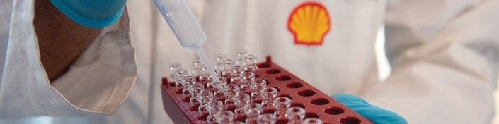 Scientifiques effectuant des tests dans le laboratoire de lubrifiants