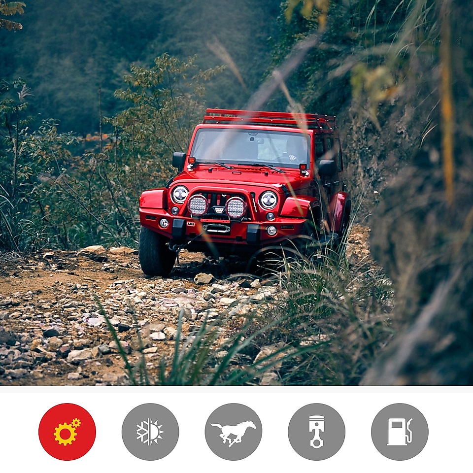 Une jeep rouge sur un terrain accidenté démontre les avantages du produit Shell Helix Ultra en termes de protection du moteur contre l’usure et la pression