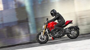 Un homme sur une moto utilisant l'huile moteur de qualité supérieure pour motos