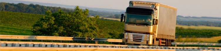 Poids lourd sur autoroute sur fond de paysage champêtre