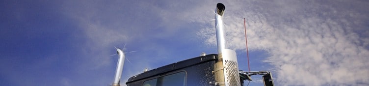 Toit et partie supérieure d’un poids lourd montrant des pots d'échappement