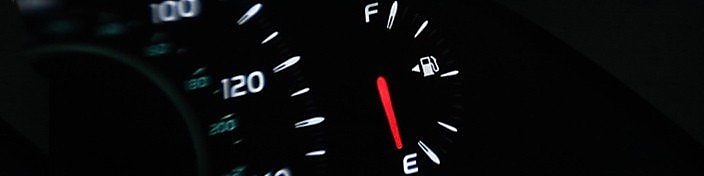 Tableau de bord d'un véhicule montrant une faible consommation de carburant