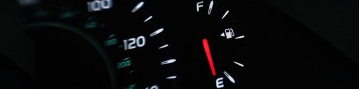 Tableau de bord d'un véhicule montrant une faible consommation de carburant