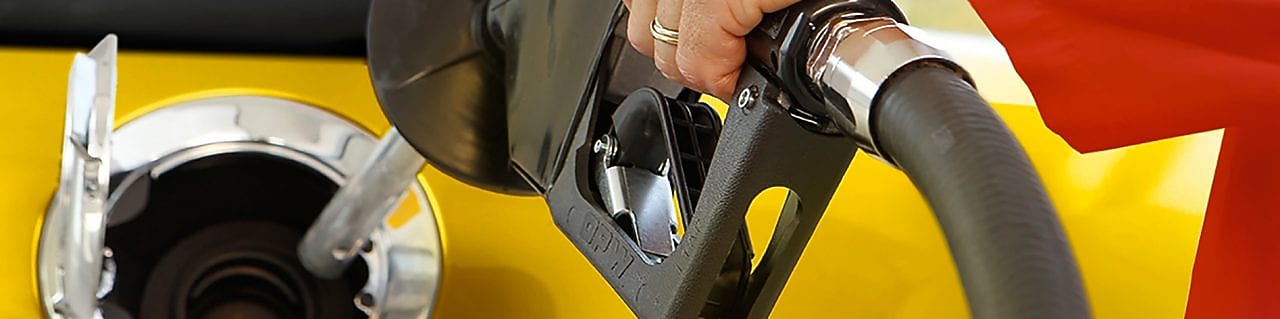 Une personne fait le plein de son véhicule