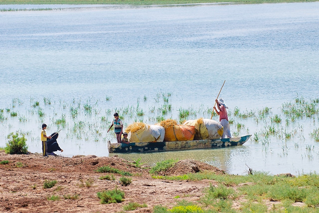 Irakiens traversant le marais d'Hawizeh, à proximité du projet pétrolier de Majnoun, en Irak