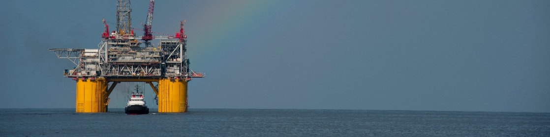 Plate-forme Mars B, dans le golfe du Mexique, avec un arc-en-ciel en arrière-plan